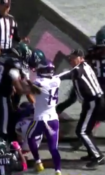 Watch this referee get aggressive in breaking up Vikings-Eagles scrum
